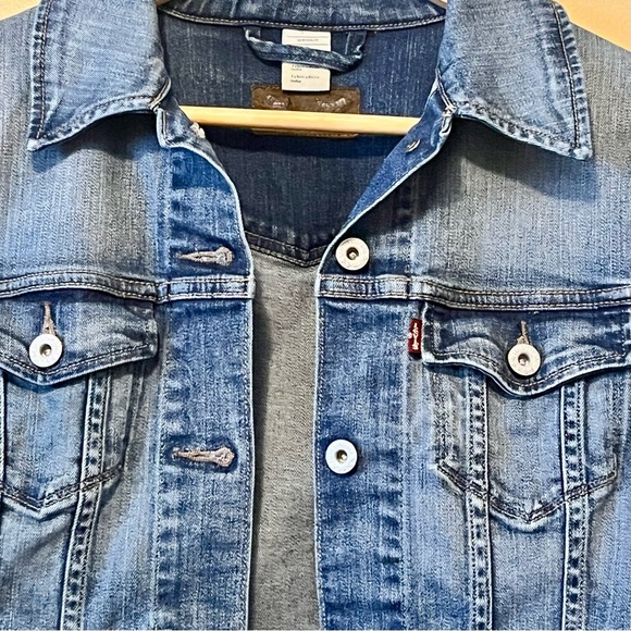 Levi's Jackets & Blazers - •SOLD•| Levi’s| Medium to Distressed Denim Jean Jacket Women’s Size US Small